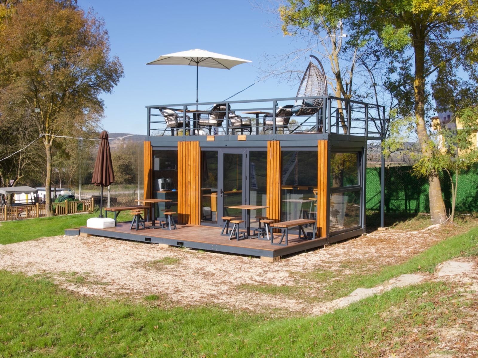 Cafe House mit vorgelagerter Terrasse
