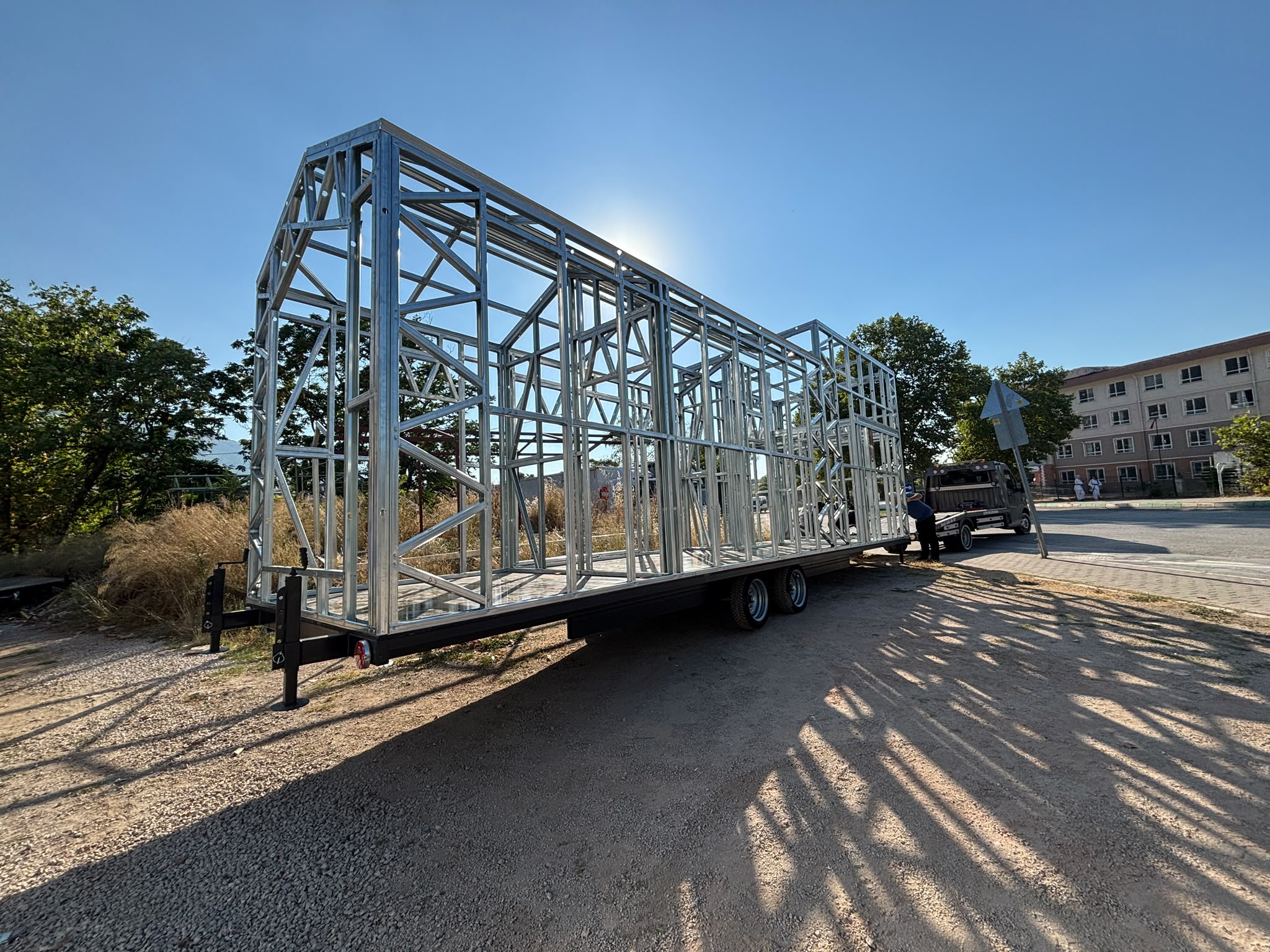 Tiny House Rohbau 10 Meter mit Anhängerfahrgestell und Stahlkonstruktion